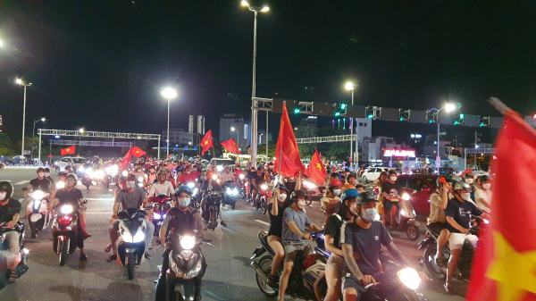 Hàng nghìn người dân Đà Nẵng đổ ra đường mừng chiến thắng của U23 Việt Nam  -5