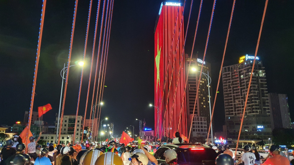 Hàng nghìn người dân Đà Nẵng đổ ra đường mừng chiến thắng của U23 Việt Nam  -1