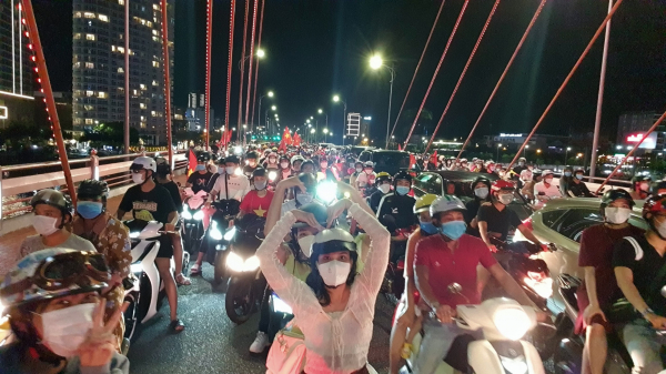 Hàng nghìn người dân Đà Nẵng đổ ra đường mừng chiến thắng của U23 Việt Nam  -4