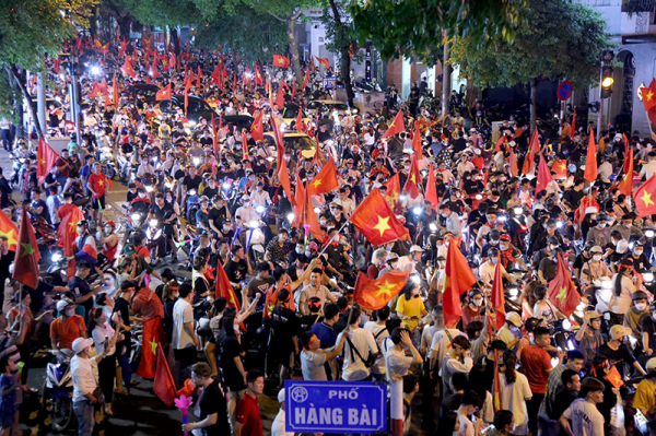 Người dân cả nước xuống đường ăn mừng U23 Việt Nam giành Huy chương vàng -0