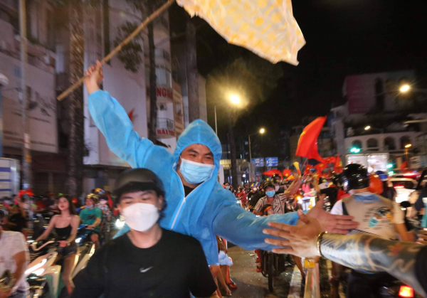 Người dân cả nước xuống đường ăn mừng U23 Việt Nam giành Huy chương vàng -1