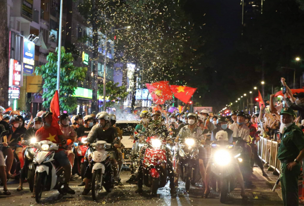 Người dân cả nước xuống đường ăn mừng U23 Việt Nam giành Huy chương vàng -4
