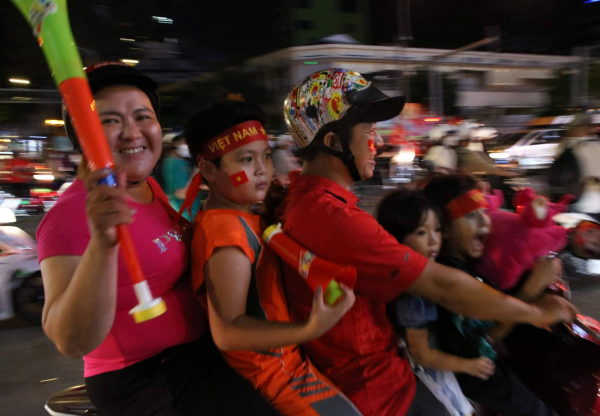Người dân cả nước xuống đường ăn mừng U23 Việt Nam giành Huy chương vàng -5
