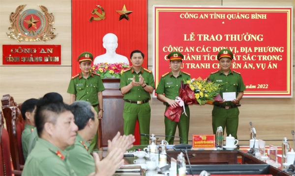 Trao thưởng thành tích đấu tranh thành công các chuyên án, vụ án -0