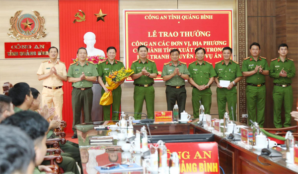 Trao thưởng thành tích đấu tranh thành công các chuyên án, vụ án -1