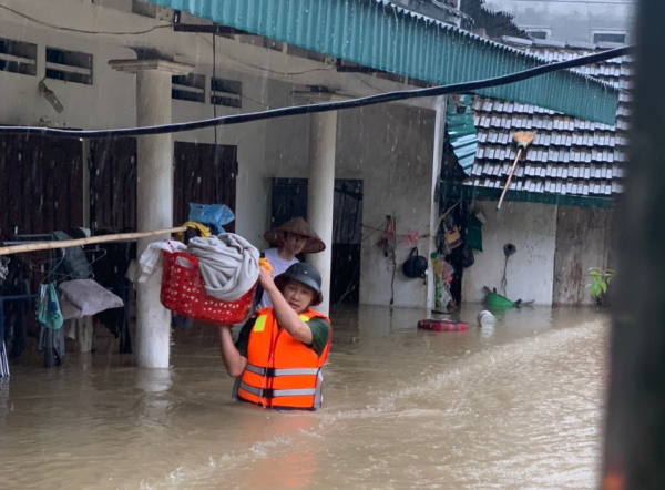 Công an giúp dân sơ tán tài sản trong mưa lũ -1