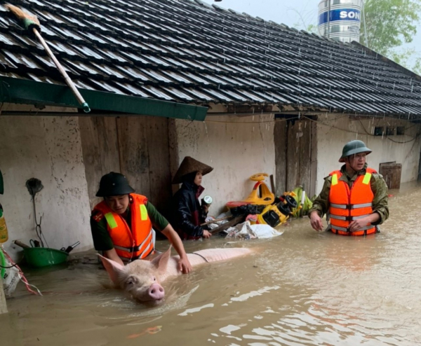 Công an giúp dân sơ tán tài sản trong mưa lũ -0