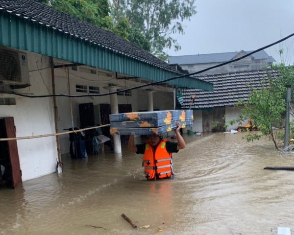 Công an giúp dân sơ tán tài sản trong mưa lũ -3