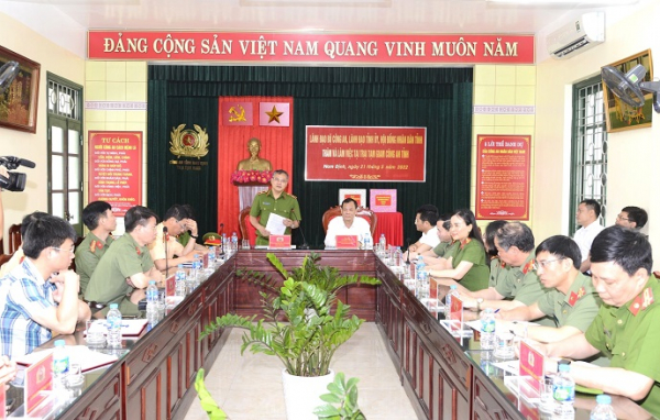 Deputy Minister Nguyen Van Long works with Nam Dinh police - 0