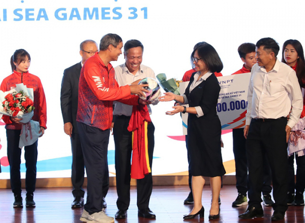 VNPT thưởng “nóng” 2 tỷ đồng cho Đội tuyển Bóng đá nam U23 và Đội tuyển Bóng đá nữ Việt Nam -1