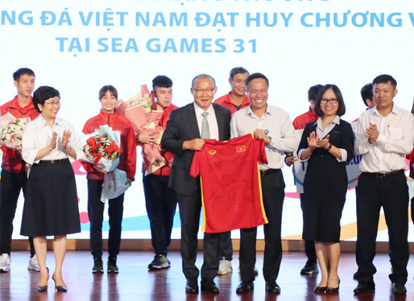 VNPT thưởng “nóng” 2 tỷ đồng cho Đội tuyển Bóng đá nam U23 và Đội tuyển Bóng đá nữ Việt Nam -2