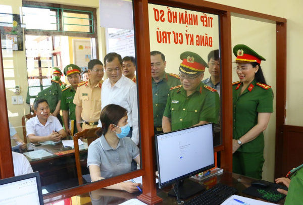 Deputy Minister Nguyen Van Long works with Nam Dinh police - 2