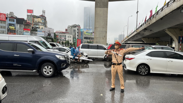 CSGT Thủ đô gồng mình trong mưa phân luồng chống ùn tắc -0
