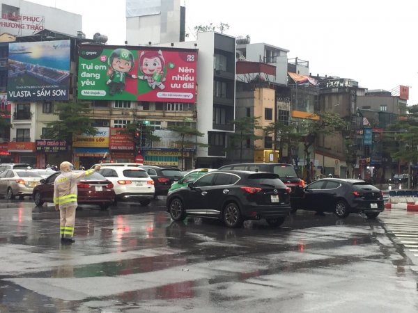 CSGT Thủ đô gồng mình trong mưa phân luồng chống ùn tắc -0