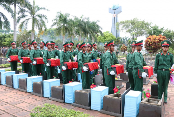Truy điệu, an táng 18 hài cốt liệt sĩ quân tình nguyện và chuyên gia Việt Nam -0