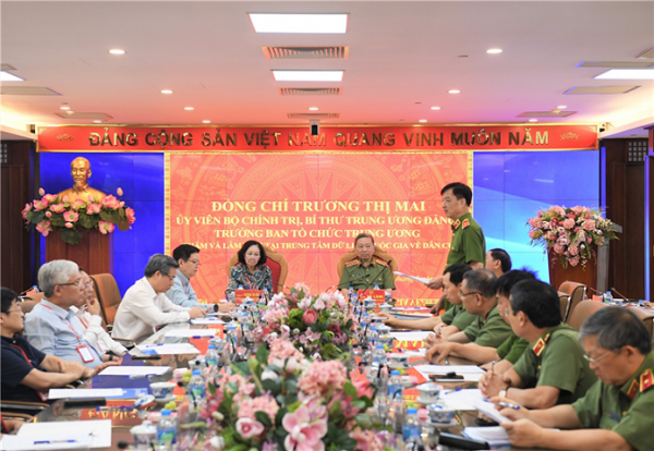 Politburo member Truong Thi Mai visits National Population Data Center -0