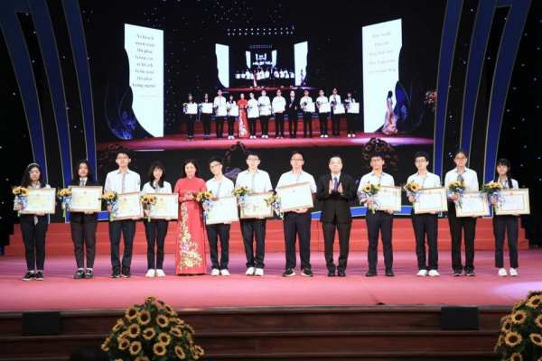 Tuyên dương, khen thưởng học sinh giỏi Thủ đô tiêu biểu năm học 2021-2022 -0