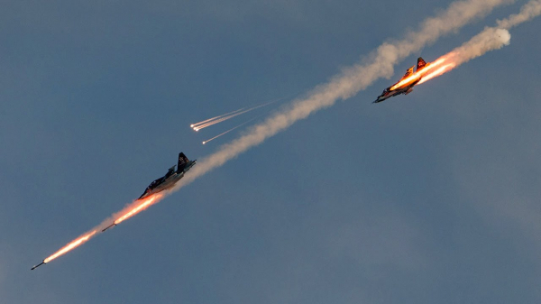 Máy bay Nga bắn tên lửa phá kho đạn pháo M777 Howitzer ở Ukraine -0