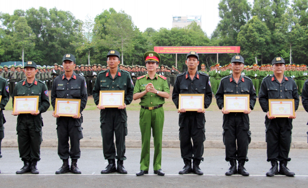 Thứ trưởng Nguyễn Văn Long dự Lễ bế giảng khóa huấn luyện công dân thực hiện nghĩa vụ tham gia CAND -0