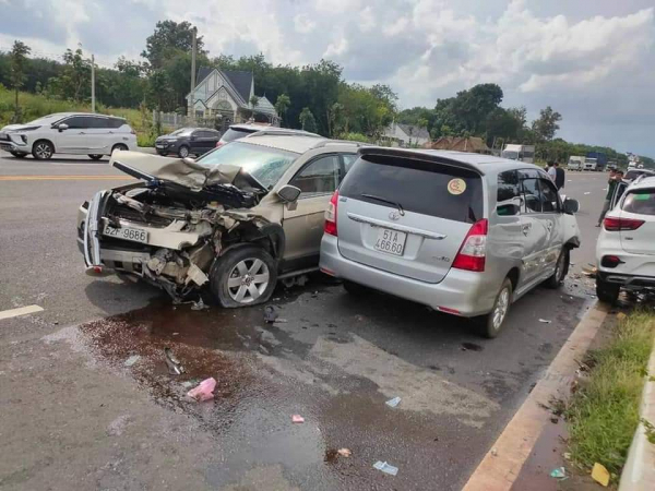 Tai nạn liên hoàn giữa 3 xe ô tô trên đường Mỹ Phước- Tân Vạn -0