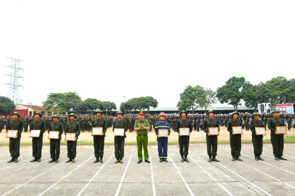 Hơn 74% chiến sỹ nghĩa vụ huấn luyện tại Trung đoàn Cảnh sát cơ động Thủ đô đạt khá, giỏi -1