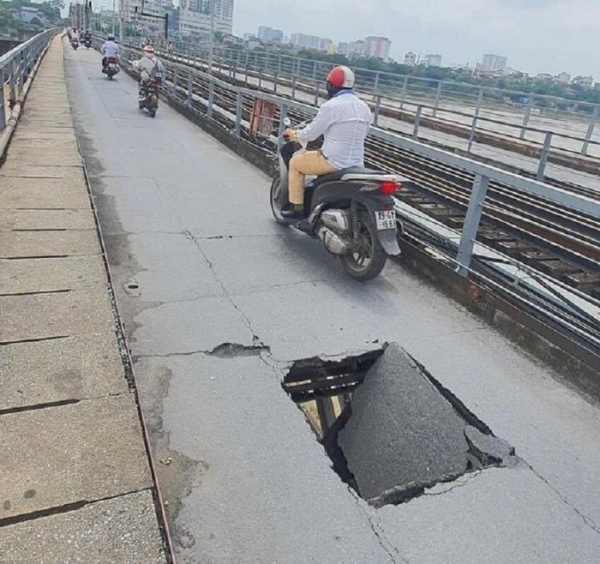 Cầu Long Biên liên tục bị “thủng”, nguy hiểm rình rập người đi đường -0