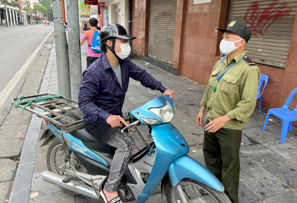 Xử lý nhiều trường hợp đi xe đạp, xe máy trong không gian phố đi bộ quanh hồ Hoàn Kiếm -0