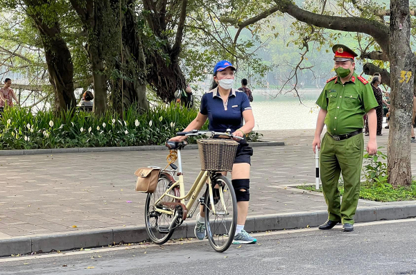 Xử lý nhiều trường hợp đi xe đạp, xe máy trong không gian phố đi bộ quanh hồ Hoàn Kiếm -0
