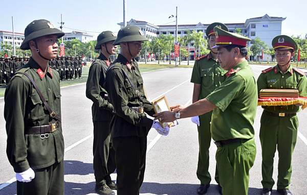 Gần 1.000 chiến sĩ hoàn thành khóa huấn luyện tại Trung đoàn CSCĐ Trung Bộ -0