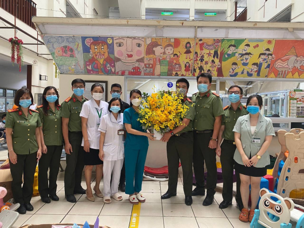 Những phần quà đến với bệnh nhi đang điều trị tại Bệnh viện Bạch Mai, nhân ngày Quốc tế thiếu nhi -0