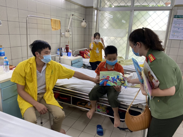 Những phần quà đến với bệnh nhi đang điều trị tại Bệnh viện Bạch Mai, nhân ngày Quốc tế thiếu nhi -0