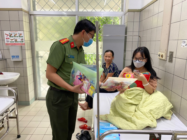 Những phần quà đến với bệnh nhi đang điều trị tại Bệnh viện Bạch Mai, nhân ngày Quốc tế thiếu nhi -1