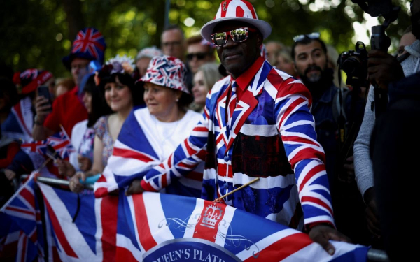 Nước Anh rợp cờ hoa chào mừng Đại lễ Bạch kim của Nữ hoàng -0