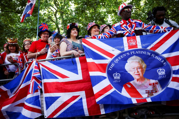 Nước Anh rợp cờ hoa chào mừng Đại lễ Bạch kim của Nữ hoàng -1