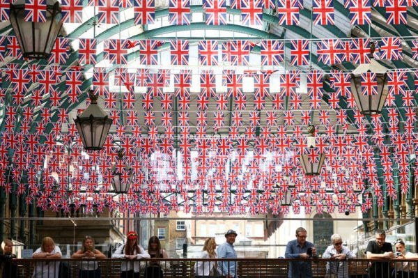 Nước Anh rợp cờ hoa chào mừng Đại lễ Bạch kim của Nữ hoàng -3