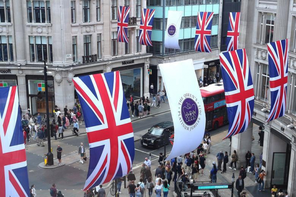 Nước Anh rợp cờ hoa chào mừng Đại lễ Bạch kim của Nữ hoàng -4