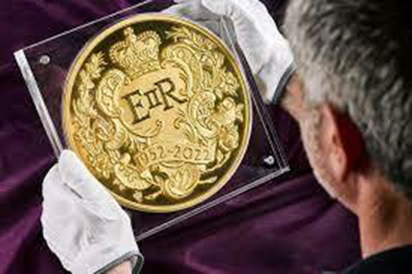 Đồng xu khổng lồ kỷ niệm Đại lễ bạch kim của Nữ hoàng Anh -0