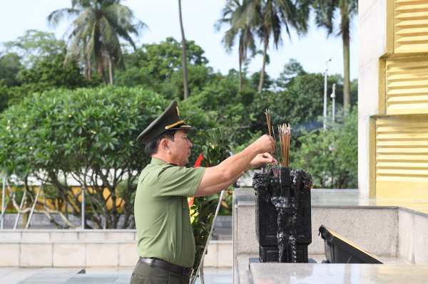Đoàn đại biểu Trưởng Công an xã tiêu biểu toàn quốc vào Lăng viếng Chủ tịch Hồ Chí Minh và viếng các anh hùng, liệt sĩ -0