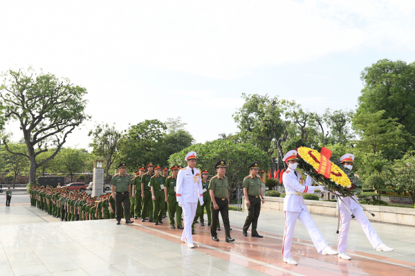Đoàn đại biểu Trưởng Công an xã tiêu biểu toàn quốc vào Lăng viếng Chủ tịch Hồ Chí Minh và viếng các anh hùng, liệt sĩ -1