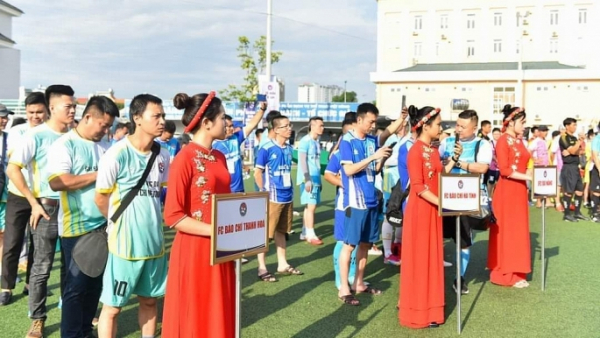 Gần 300 vận động viên tham gia Giải bóng đá Báo chí miền Trung lần thứ VIII -0