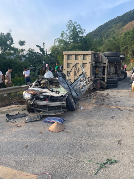 Xe tải đè xe con làm 3 người tử vong ở Hoà Bình: Vi phạm nghiêm trọng về quy định quá tải và cơi nới  thùng xe -0