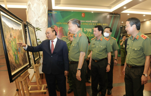 Chủ tịch nước Nguyễn Xuân Phúc dự Chương trình giao lưu nghệ thuật tôn vinh Trưởng Công an xã tiêu biểu -0