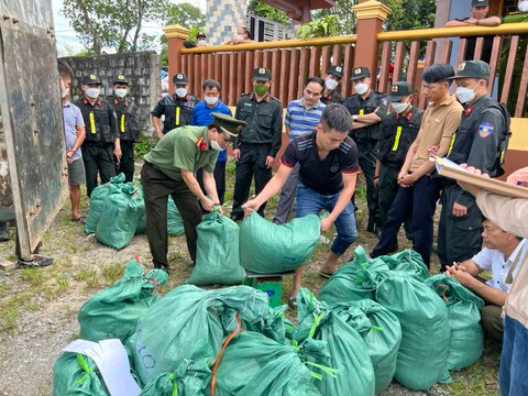 Trao thưởng các đơn vị phá chuyên án thu giữ 846 kg thuốc nổ -0