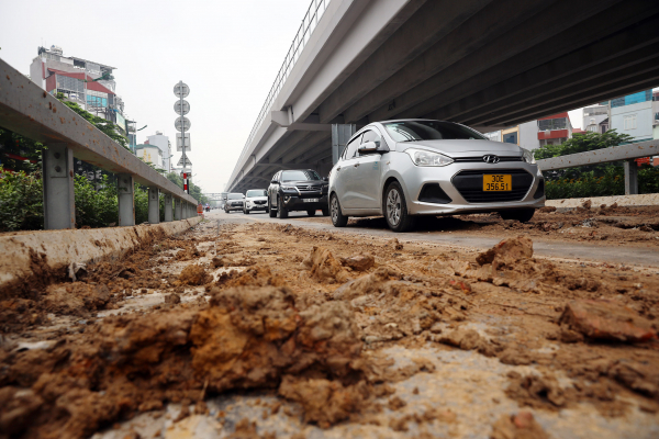 Truy tìm xe làm rơi bùn đất ngập ngụa đường Phạm Văn Đồng -0