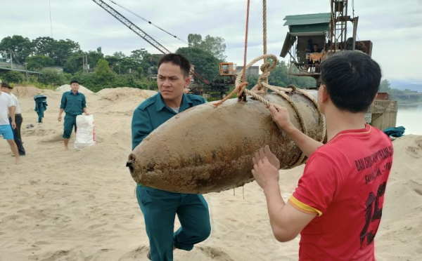 Lặn bắt cá, trúng quả bom 340 kg -0