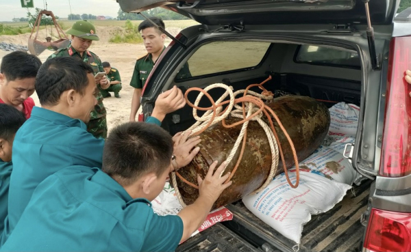 Lặn bắt cá, trúng quả bom 340 kg -0