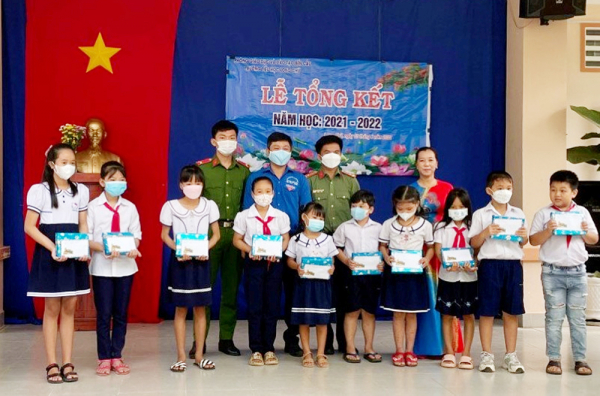 Công an tỉnh Tây Ninh tặng hơn 250 phần quà, xe đạp cho học sinh nghèo -0