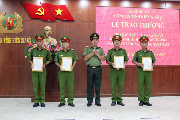 Công an tỉnh Kiên Giang trao thưởng cho các tập thể, cá nhân đạt thành tích xuất sắc bắt giữ đối tượng giải cứu con tin an toàn -0