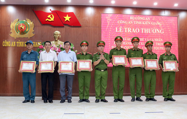 Công an tỉnh Kiên Giang trao thưởng cho các tập thể, cá nhân đạt thành tích xuất sắc bắt giữ đối tượng giải cứu con tin an toàn -0