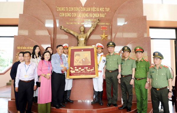 Lãnh đạo Đảng, Nhà nước dâng hương tưởng Chủ tịch Hội đồng Bộ trưởng Phạm Hùng -0